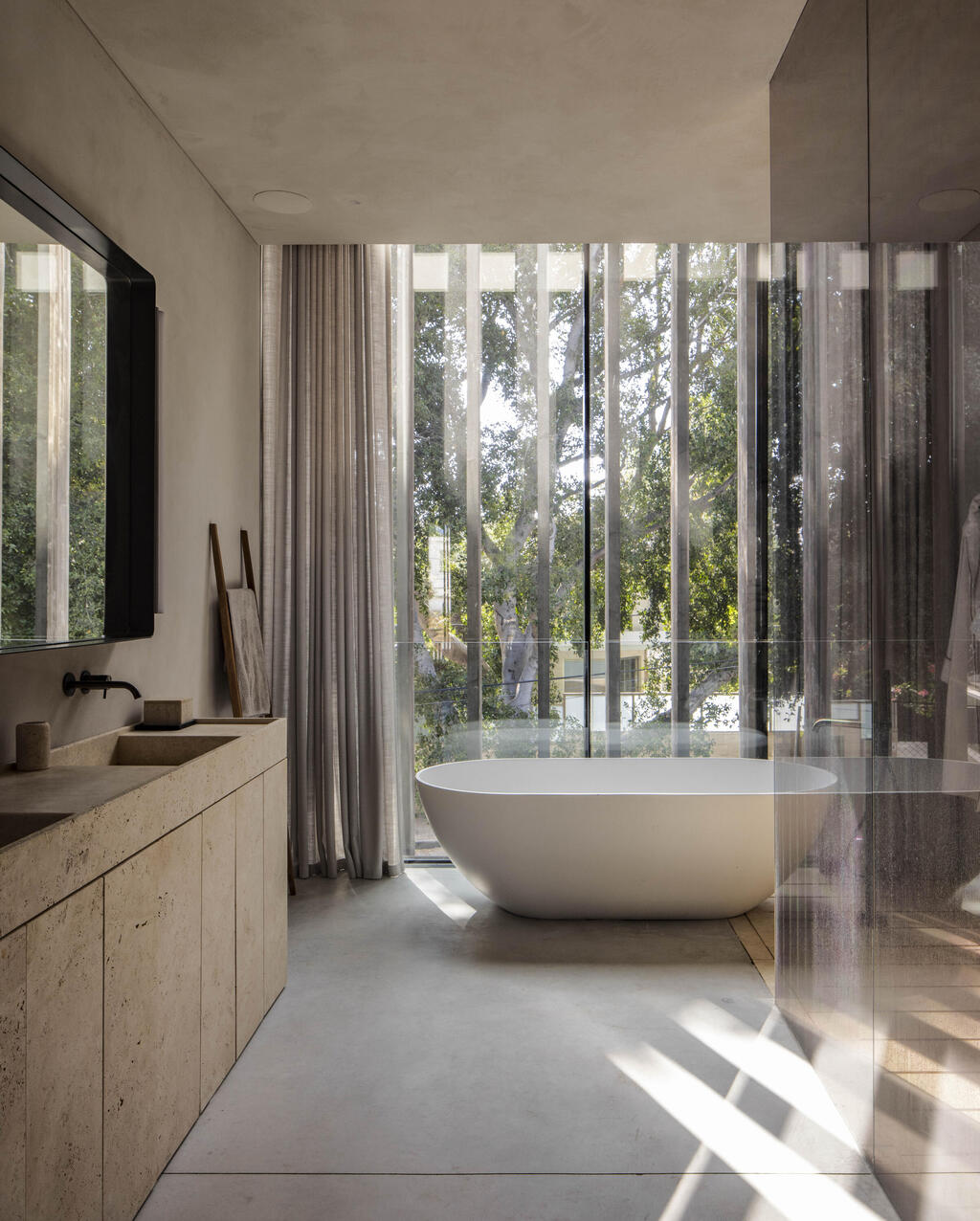 A balance between light and shadow, and between openness and privacy, in the bathroom (Photo: Nimrod Levy) בית פרטי בהרצליה פיתוח, תכנון: עמיר צורף