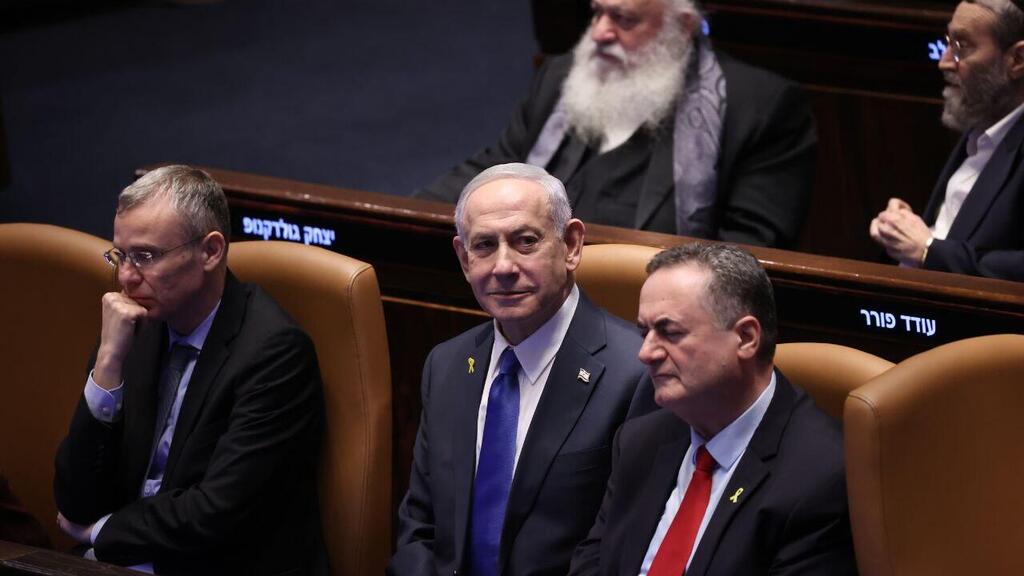 Нетаниягу и Кац в кнессете (Фото: Алекс Коломойский) נתניהו, כ"ץ ולוין בפתיחת מושב הכנסת