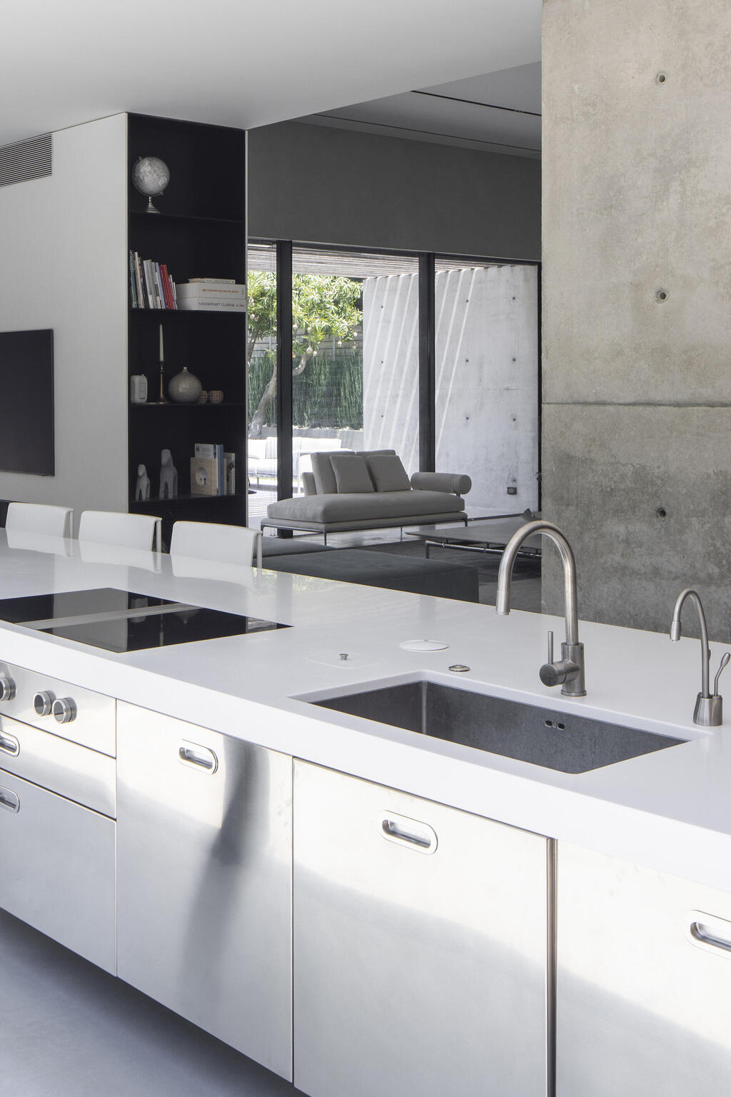 Industrial and durable yet also elegant (Photo: Nimrod Levy) בית פרטי בהרצליה פיתוח, תכנון: עמיר צורף