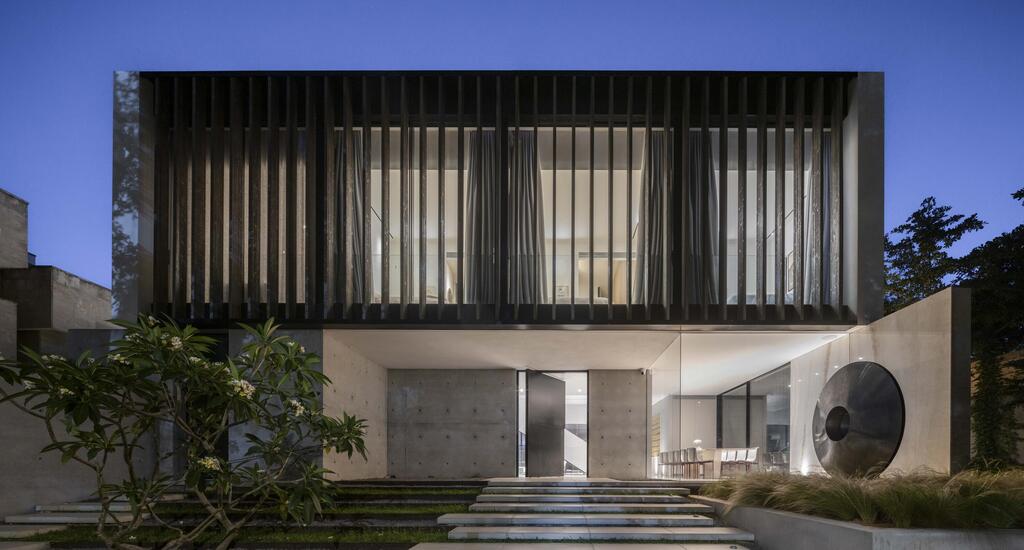 The façade illuminated at night (Photo: Nimrod Levy) בית פרטי בהרצליה פיתוח, תכנון: עמיר צורף