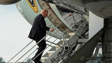 טראמפ עולה למטוס במדרגות הקטנות