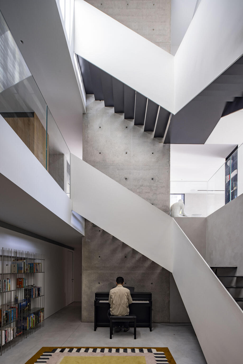 The piano and library area (Photo: Nimrod Levy) בית פרטי בהרצליה פיתוח, תכנון: עמיר צורף