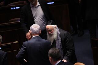 בנימין נתניהו ויצחק גולדקנופף במליאת הכנסת