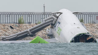מטוס בואינג 747 שהתרסק התרסקות לתוך הים במהלך נחיתה ב נמל התעופה הבינלאומי ב הונג קונג