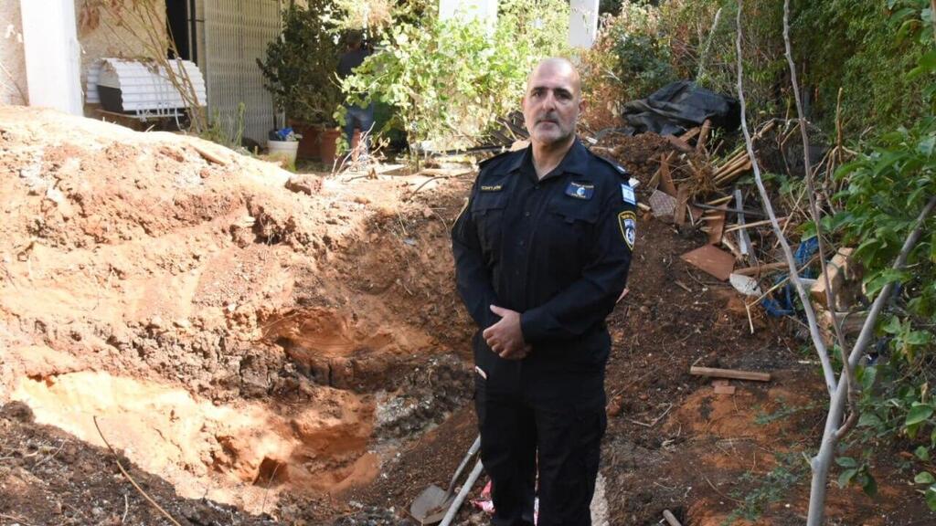 Майор Реувени на месте обнаружения тела (Фото: Авигу Шапира) שורדת שואה נקברה בתוך בור בחצר ביתה בכרמיאל
