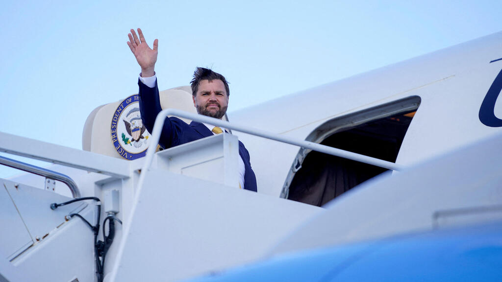 מרילנד ארה"ב סגן הנשיא ג'יי די ואנס עולה על מטוס אייר פורס 2 בדרך לישראל