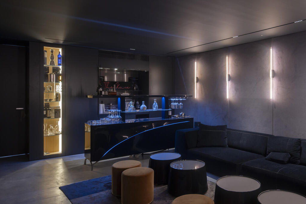 In the basement: a dimly lit home cinema and bar (Photo: Nimrod Levy) בית פרטי בהרצליה פיתוח, תכנון: עמיר צורף