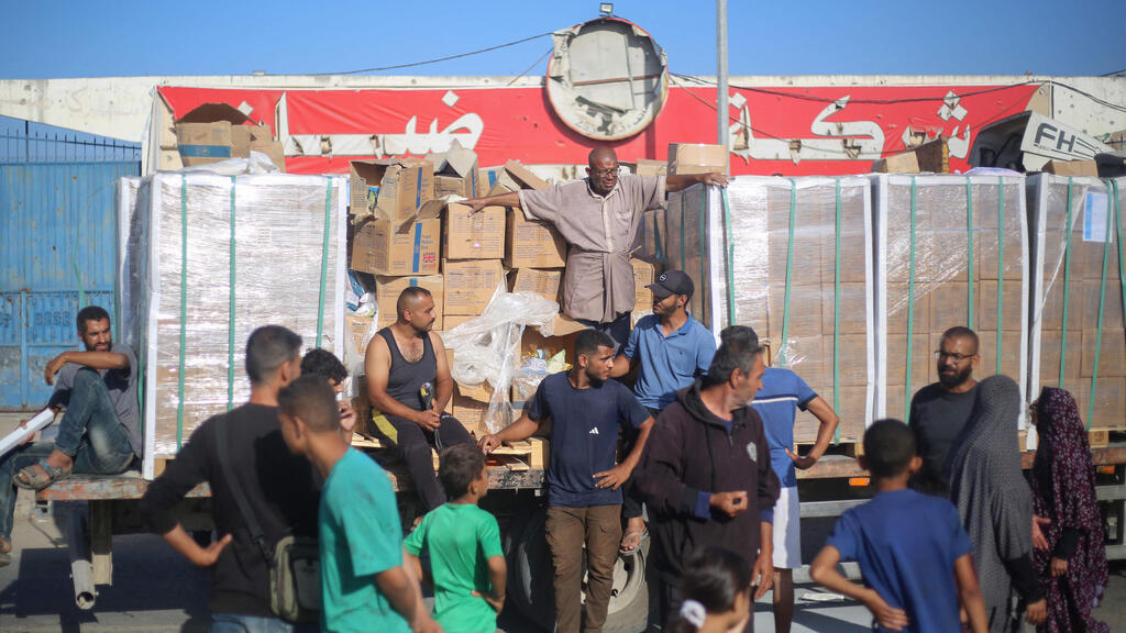Aid trucks entering Gaza (Photo: Eyad BABA / AFP) משאיות סיוע שנכנסות לעזה
