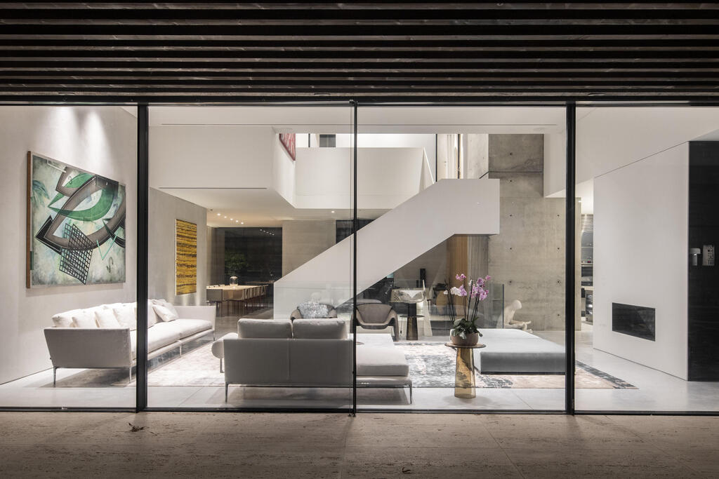 The living room and the layout of the entrance floor (Photo: Nimrod Levy) בית פרטי בהרצליה פיתוח, תכנון: עמיר צורף