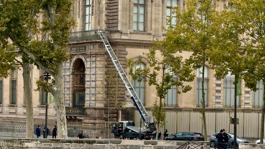 Грузовик с подъемником возле здания Лувра (Фото: AP Photo/Alexander Turnbull) מעלית משא ששישמה שודדים ב שוד מוזיאון ה לובר הלובר פריז צרפת