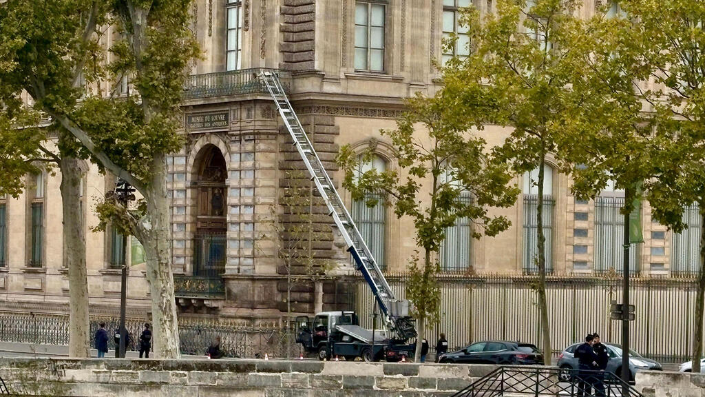 Лестница, которой воспользовались преступники (Фото: AP Photo/Alexander Turnbull) מעלית משא ששישמה שודדים ב שוד מוזיאון ה לובר הלובר פריז צרפת