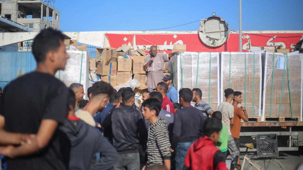 Distribution of humanitarian aid in Gaza (Photo: Eyad Baba/ AFP) משאיות סיוע שנכנסות לעזה