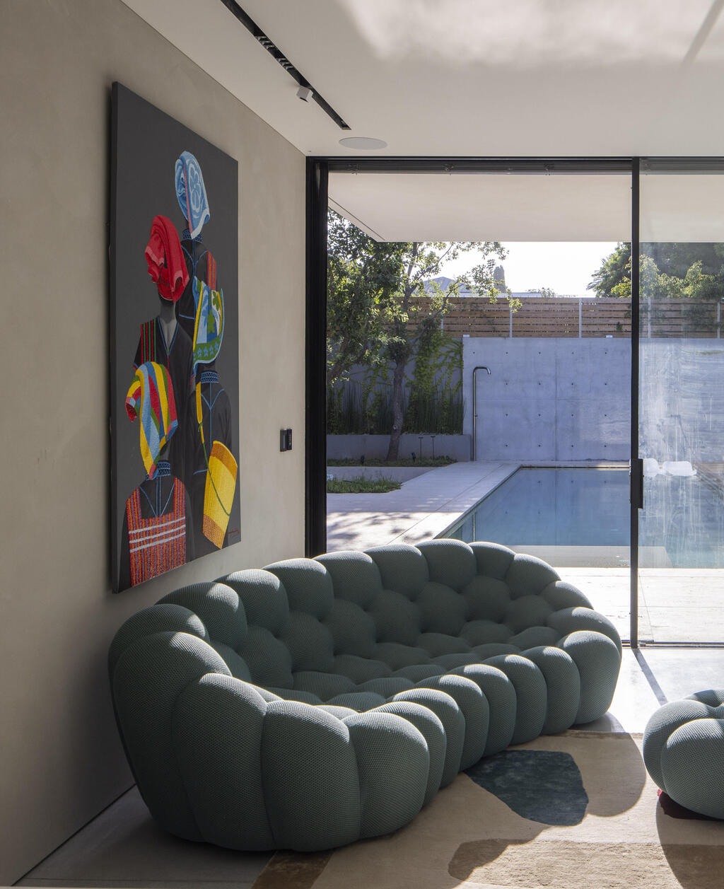 A seating area adjacent to the glass façade (Photo: Nimrod Levy) בית פרטי בהרצליה פיתוח, תכנון: עמיר צורף