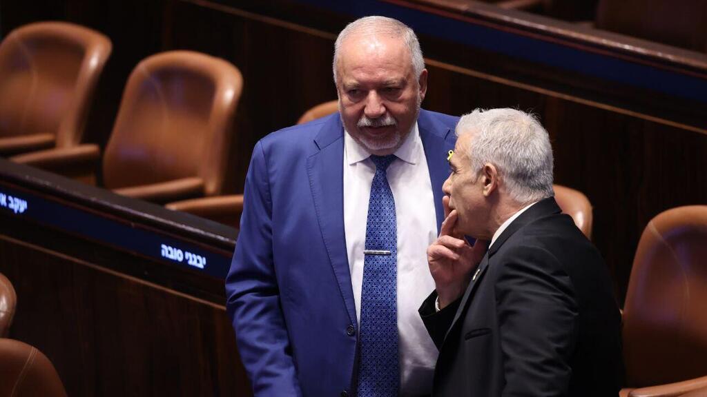 Opposition Leader Yair Lapid and Avigdor Liberman on the Knesset floor (Photo: Alex Kolomoisky) לפיד וליברמן בפתיחת מושב הכנסת