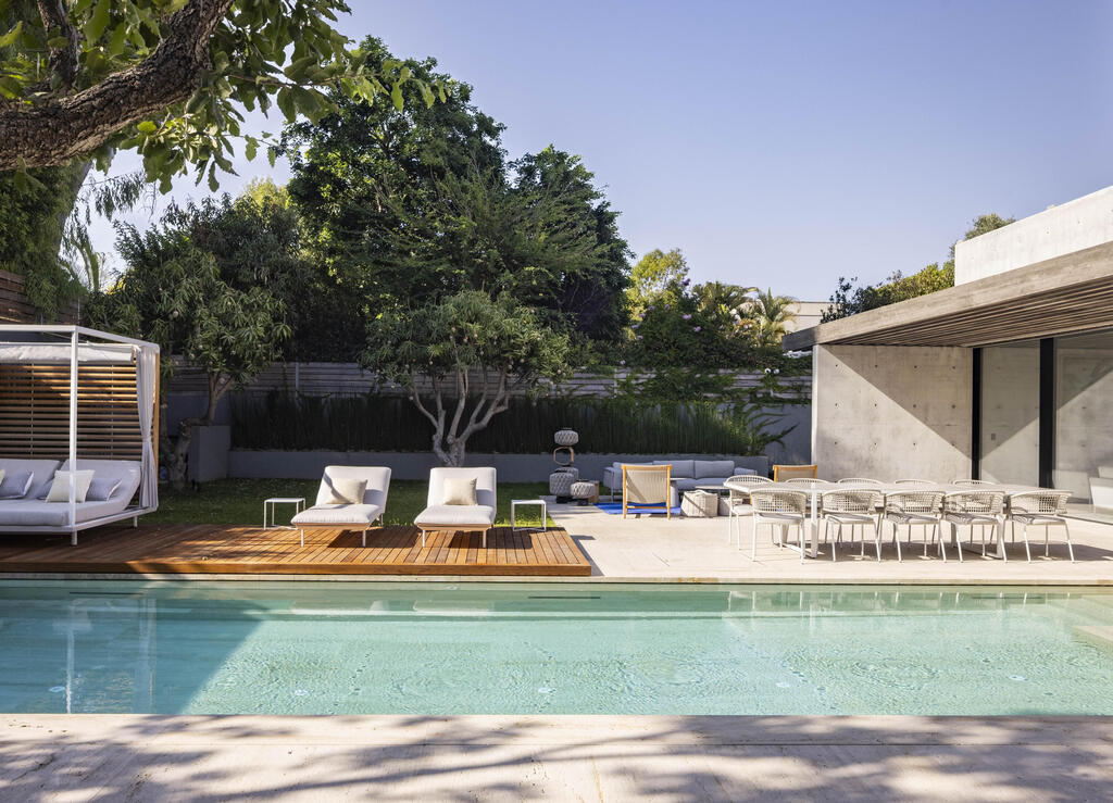 From permit to chair: the structure was designed with a clean, restrained line (Photo: Nimrod Levy) בית פרטי בהרצליה פיתוח, תכנון: עמיר צורף