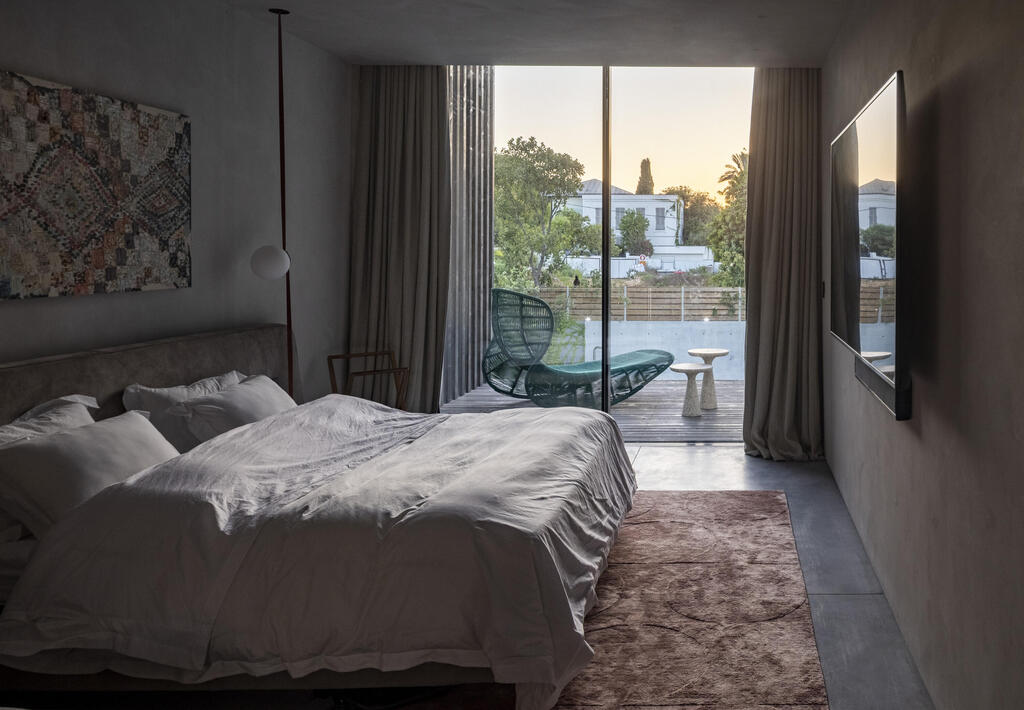 The master bedroom with access to a balcony (Photo: Nimrod Levy) בית פרטי בהרצליה פיתוח, תכנון: עמיר צורף