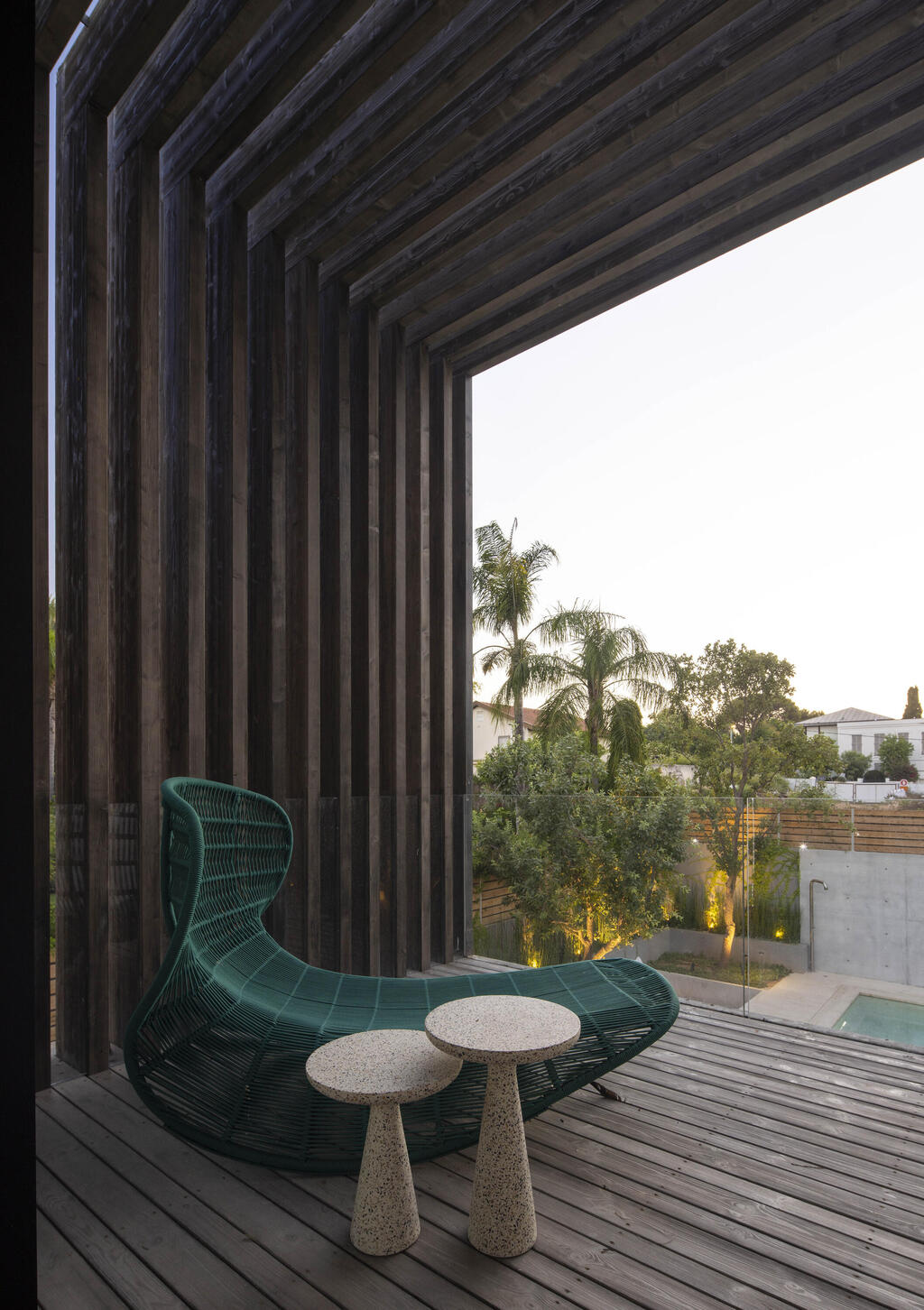 A private sitting area for the couple overlooking the pool (Photo: Nimrod Levy) בית פרטי בהרצליה פיתוח, תכנון: עמיר צורף