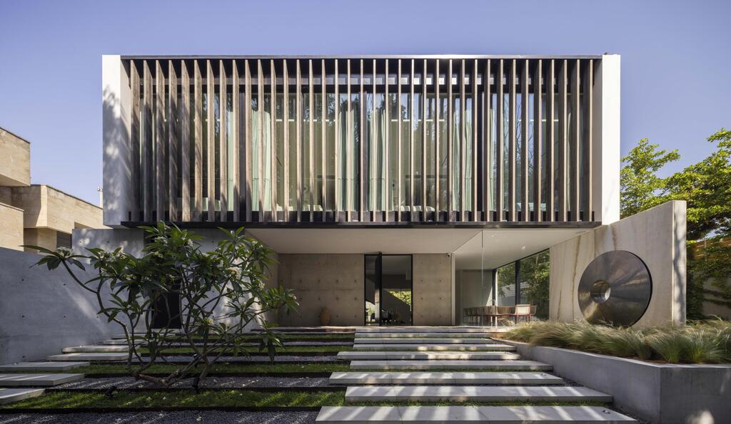 The sloped lot inspired the design of a dynamic structure (Photo: Nimrod Levy) בית פרטי בהרצליה פיתוח, תכנון: עמיר צורף