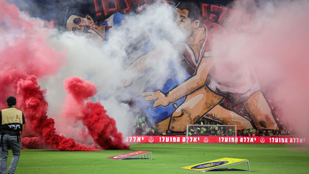 Дым на стадионе "Блюмфильд" (Фото: Оз Муалем) האבוקות בדרבי