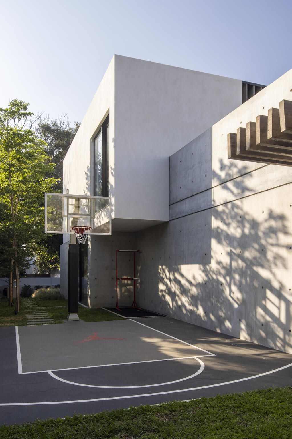 The basketball court in the yard (Photo: Nimrod Levy) בית פרטי בהרצליה פיתוח, תכנון: עמיר צורף
