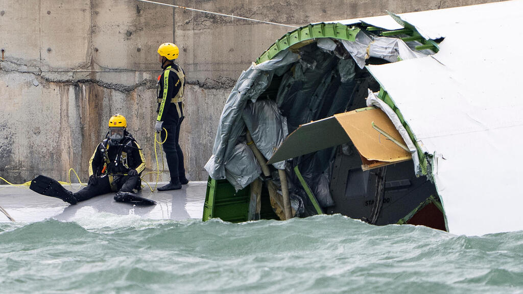 Photo: AP/ Chan Long Hei מטוס בואינג 747 שהתרסק התרסקות לתוך הים במהלך נחיתה ב נמל התעופה הבינלאומי ב הונג קונג