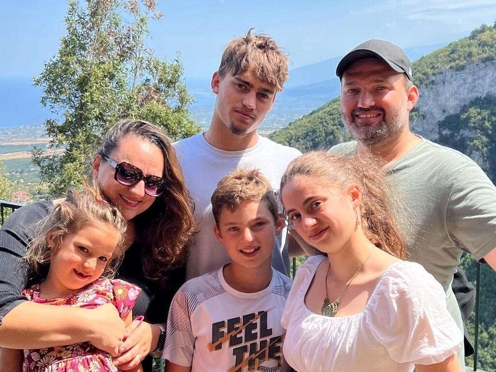 גילה טולוב. עם בעלה וארבעת הילדים שנולדו בשלוש מדינות שונות