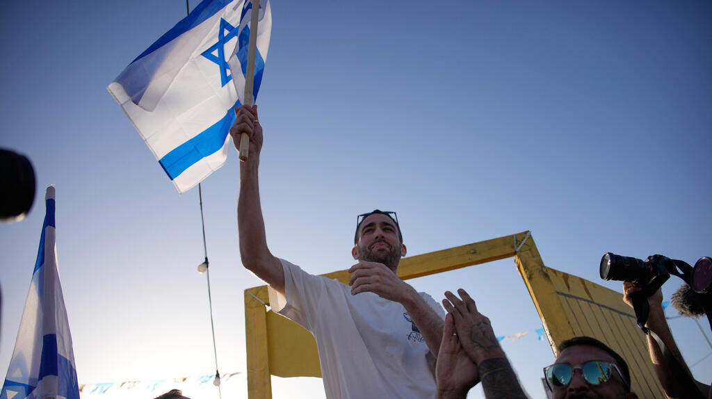 אבינתן אור סימן לב ונאם להמון עם החזרה לביתו: "הייתי שנתיים במנהרות, כוחנו באחדותנו"