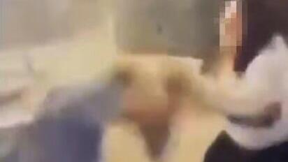 Девочка-подросток тянет незнакомую сверстницу за волосы, пытаясь повалить на землю 