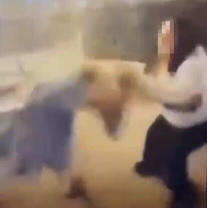 Девочка-подросток тянет незнакомую сверстницу за волосы, пытаясь повалить на землю (Фото: соцсети, публикуется в соответствии с п. 27 алеф Закона об авторских правах) Девочка-подросток тянет незнакомую сверстницу за волосы, пытаясь повалить на землю