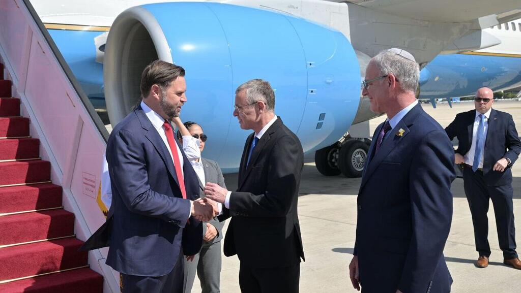 יריב לוין מקבל את פניו של ג'יי. די. ואנס