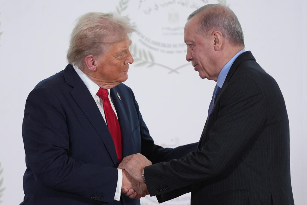 Erdogan and Trump (Photo: Evan Vucci, Pool/AP) רג'פ טאיפ ארדואן ודונלד טראמפ בשארם א־שייח'