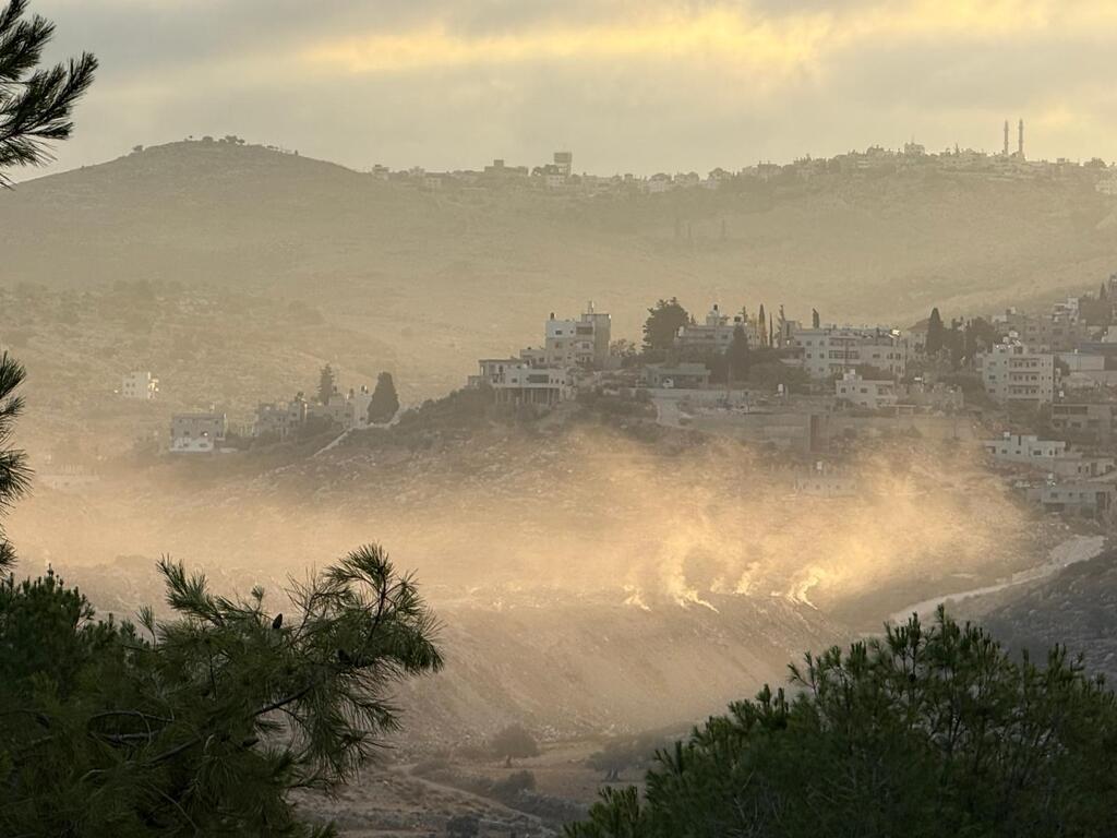 הריחות משריפת הפסולת בשטחים בשליטת הרשות הפלסטינית מגיעים לישראל