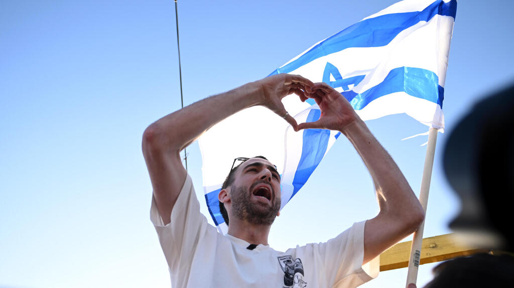 אבינתן שב הביתה, סימן לב וסחף את הקהל: "הייתי שנתיים במנהרות, כוחנו באחדותנו"