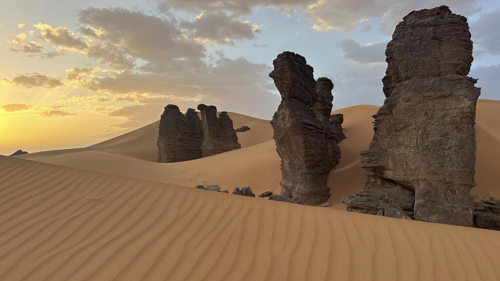תצורות הסלעים ודיונות החול במדבר הסהרה