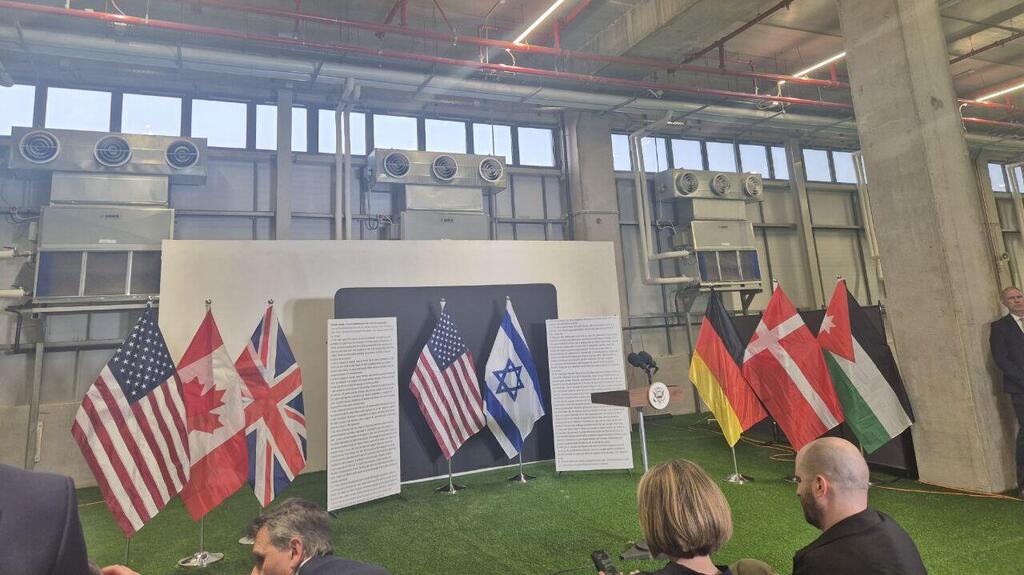 The ceasefire command center in Kiryat Gat (Photo: Itamar Eichner) מפקדה ישראלית אמריקאית בקרית גת