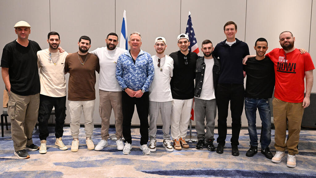 Former hostages meet with Jared Kushner and Steve Witkoff last month (Photo: David Azguri/US Embassy) שורדי שבי נפגשו עם וויטקוף וקושנר