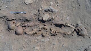 חלקת קבורה, סמוך לאחתאתון (עמארנה של ימינו), בה נטמנו שלושה אנשים