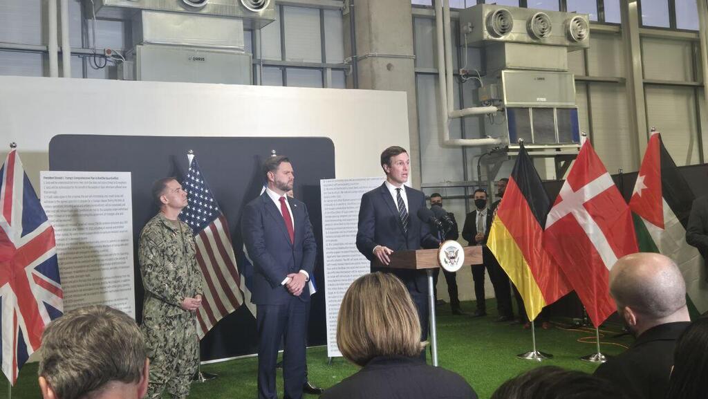 Кушнер рядом с Вэнсом (Фото: Итамар Айхнер) מסיבת עיתונאים של סגן נשיא ארה"ב, ג'יי די ואנס