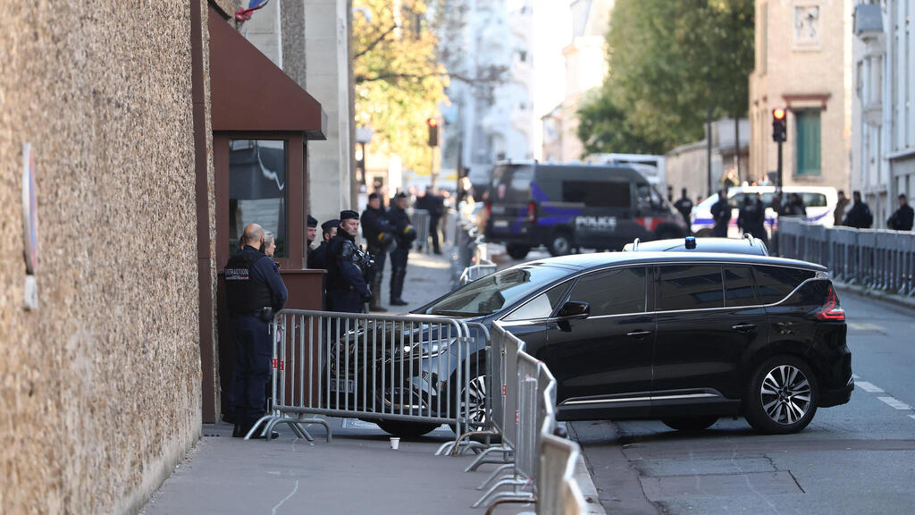 Автомобиль Саркози у входа в тюрьму "Санте" (Фото: REUTERS/Christian Hartmann) צרפת מכוניתו של ה נשיא לשעבר ניקולא סרקוזי נכנסת ל כלא שבו יוחזק