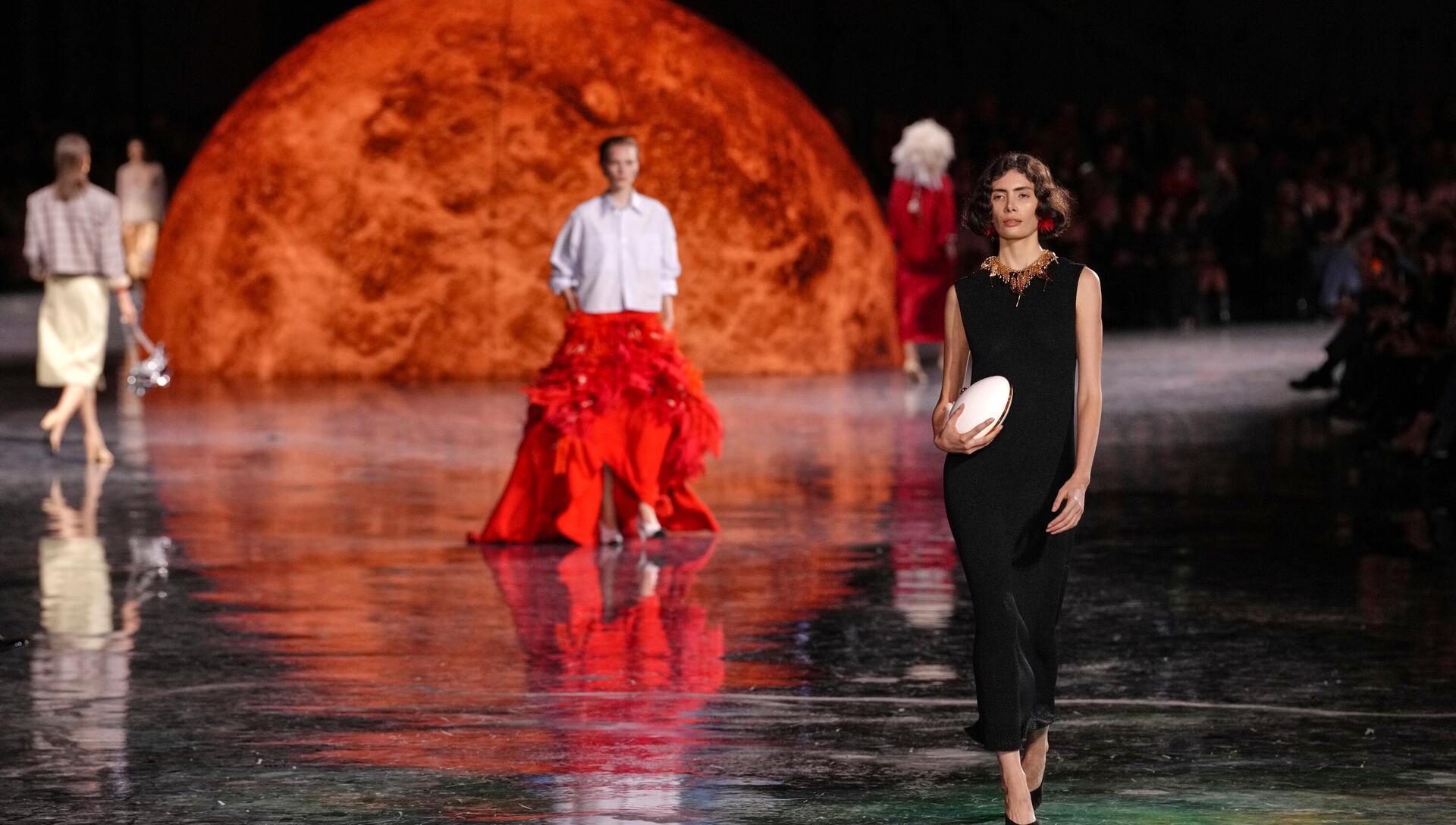 שאנל, תצוגת אביב-קיץ 2026 בעיצוב מתיו בלייזי