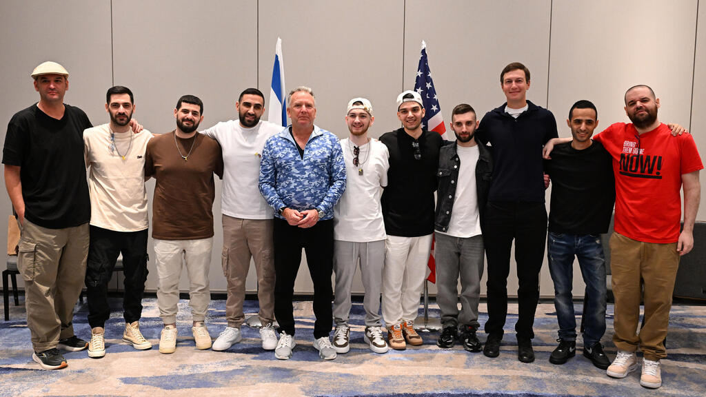 Встреча Виткоффа и Кушнера с пережившими плен (Фото: Давид Азгури, посольство США) שורדי שבי נפגשו עם וויטקוף וקושנר