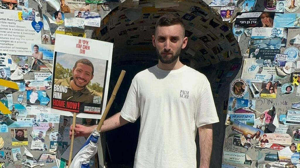 Матан Ангрест на Площади заложников מתן אנגרסט בביקור ראשון בכיכר החטופים