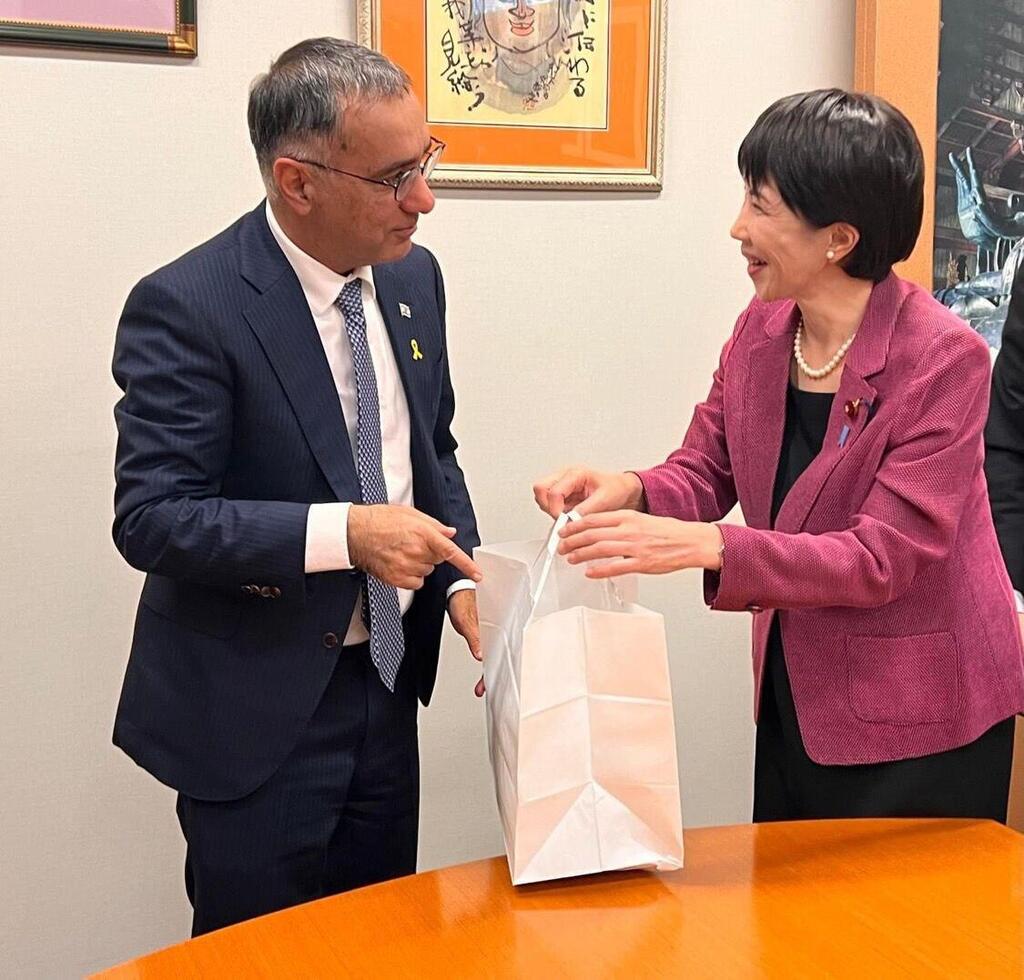 Takaichi and Israeli Ambassador to Japan Gilad Cohen (Photo: Israeli Embassy in Japan) סנאה טאקאיצ’י