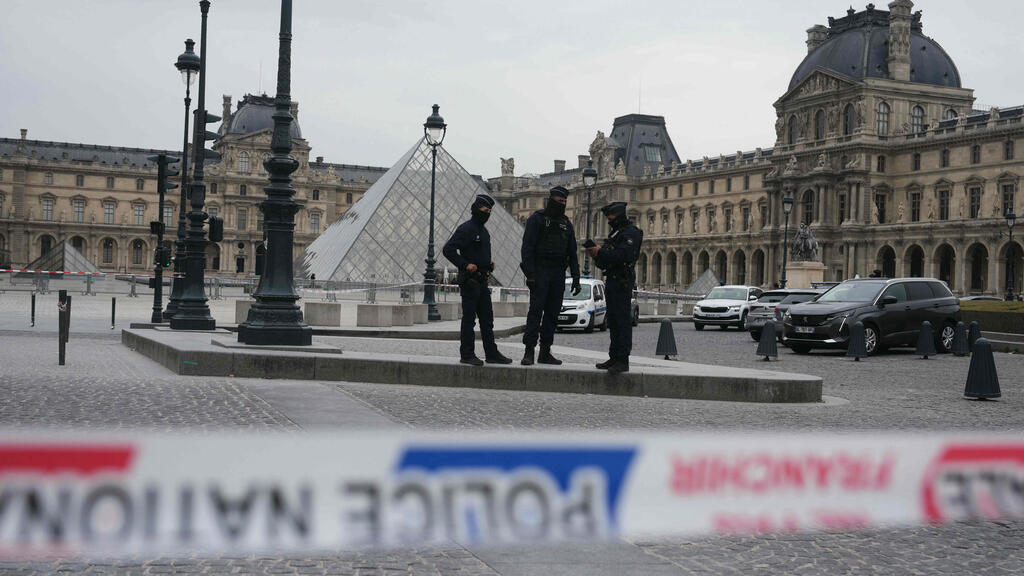 French security outside the Louvre (Photo: Dimitar Dilkoff / AFP) צרפת מוזיאון הלובר לובר נפתח מחדש אחרי ה שוד