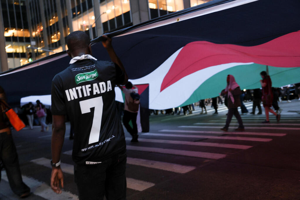 מפגין אנטי-ישראלי עם חולצה הקוראת לאינתיפאדה, ביום השנה השני למתקפת הטרור של חמאס