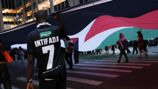 מפגין אנטי-ישראלי עם חולצה הקוראת לאינתיפאדה, ביום השנה השני למתקפת הטרור של חמאס