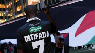 מפגין אנטי-ישראלי עם חולצה הקוראת לאינתיפאדה, ביום השנה השני למתקפת הטרור של חמאס