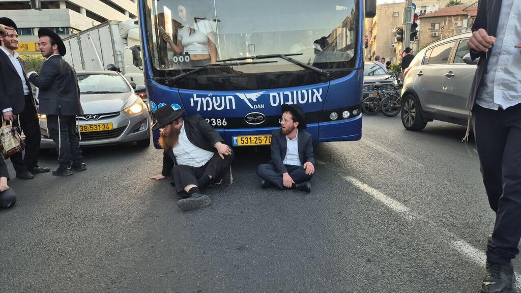 Протест ортодоксов (Фото: Шило Фарид) חרדים קיצונים מוחים נגד מעצר עריק בן ישיבת "עטרת שלמה"