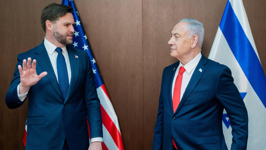 J.D. Vance and Benjamin Netanyahu (Photo: Nathan Howard/The New York Times/ AP) פגישתם של ראש הממשלה בנימין נתניהו וסגן נשיא ארה"ב ג'יי די ואנס