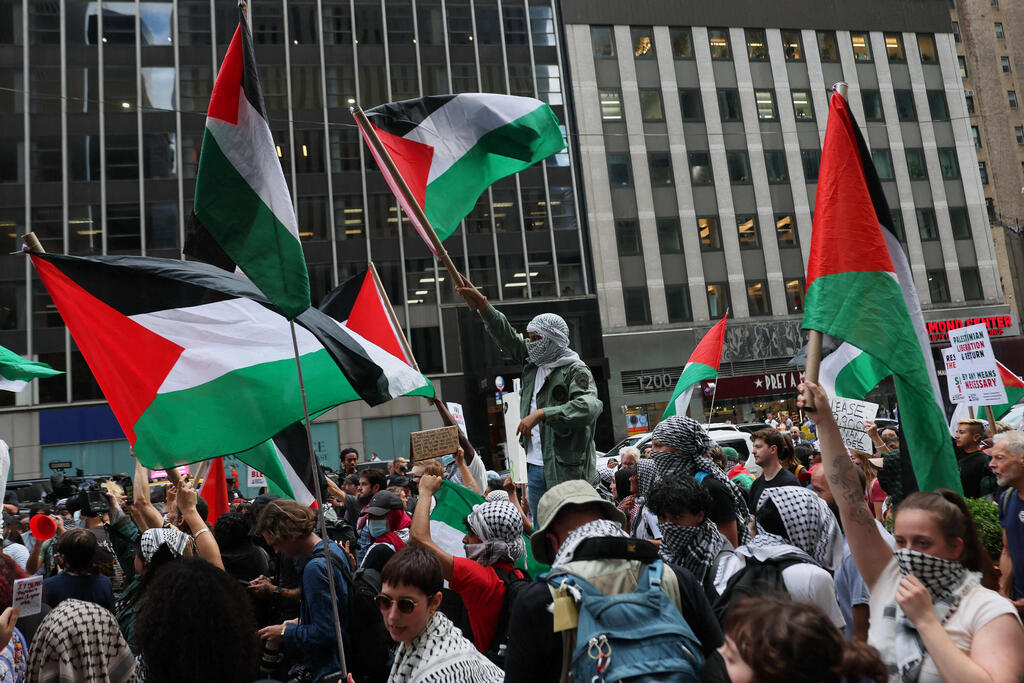 Pro-Palestinian demonstration in New York (Photo: Michael M. Santiago / Getty Images / AFP) הפגנה פרו-פלסטינית בניו יורק ביום השנה למתקפת 7 באוקטובר